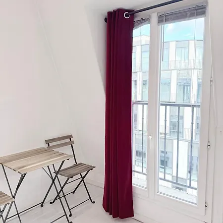 Modern Near Place De La Bastille Voltaire * Paris